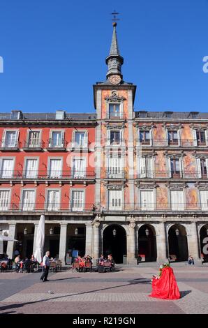 MADRID, Spagna - 22 ottobre 2012: la gente visita Plaza Mayor di Madrid. Madrid è un popolare Turismo destinazioni con 3,9 milioni stimati visita annuale Foto Stock