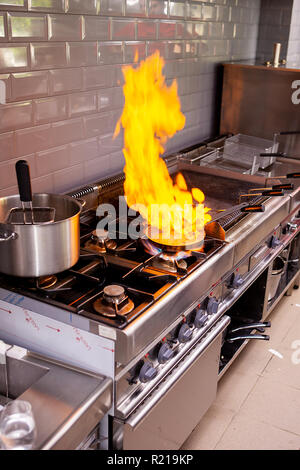 Lo Chef rendendo flambe fois gras in ristorante cucina Foto Stock