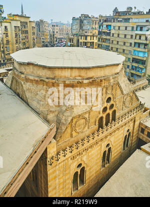 Esterno del mausoleo del sultano storico complesso Al-Ghuri dal minareto della sua Mosque-Madrasa al Cairo, Egitto. Foto Stock