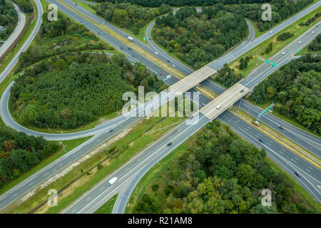 Cross Roads intersezione su un americano interstate highway da sopra Foto Stock