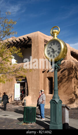 Una strada vintage orologio o clock post, nella parte anteriore del New Mexico Museum of Art di Santa Fe, New Mexico USA costruito nel 1917. Foto Stock