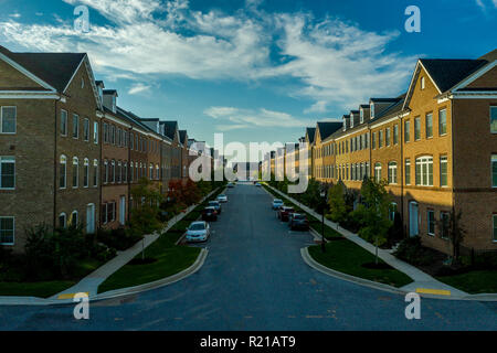 Tipico americano suburban superiore e centrale quartiere di classe street in mattoni con case di città in Maryland USA - immobiliare Foto Stock