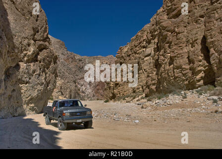 Veicolo in Split Mountain Gorge in Anza Borrego Desert State Park, Deserto Sonoran, CALIFORNIA, STATI UNITI D'AMERICA Foto Stock