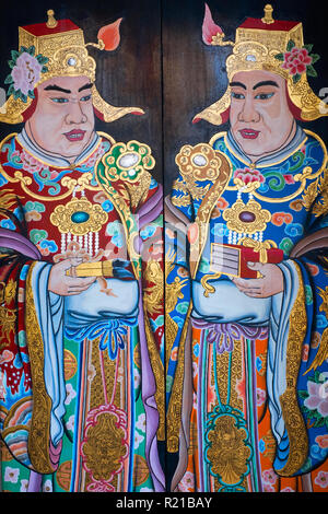 Dipinti su una porta in corrispondenza di Thian Hock Keng Temple in Telok Ayer Street, Chinatown, Singapore, raffiguranti ricchi commercianti Foto Stock