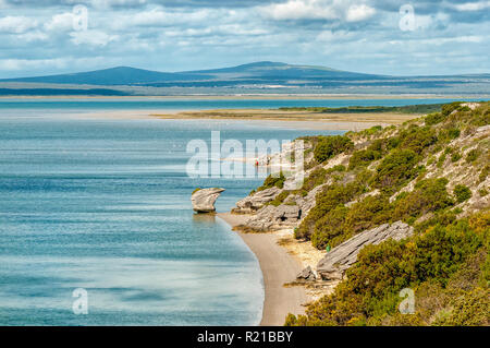 Vista della Laguna di Langebaan sulla costa dell'Oceano Atlantico nella provincia del Capo occidentale. Il Preekstoel (il pulpito) formazione di roccia è visibile Foto Stock