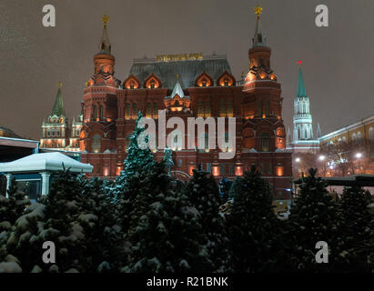 Alberi di Natale in Piazza Manezh di Mosca sullo sfondo del Museo Storico e il Cremlino Foto Stock