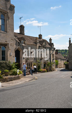 Painswick, Gloucestershire, Regno Unito - 15 Maggio 2014: pittoresche Cotswold case di pietra la linea molte delle strade in Painswick, Gloucestershire, Regno Unito Foto Stock