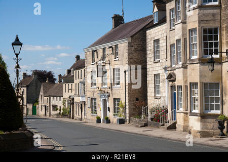 Painswick, Gloucestershire, Regno Unito - 15 Maggio 2014: pittoresche Cotswold case di pietra sulla strada principale attraverso Painswick, Gloucestershire, Regno Unito Foto Stock