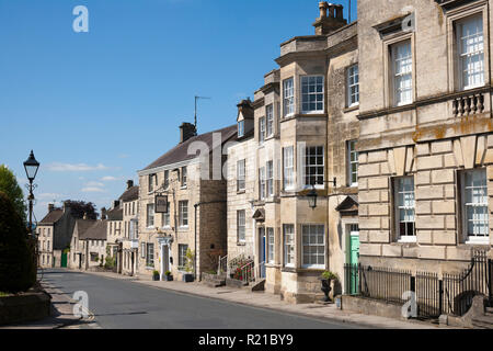 Painswick, Gloucestershire, Regno Unito - 15 Maggio 2014: pittoresche Cotswold case di pietra sulla strada principale attraverso Painswick, Gloucestershire, Regno Unito Foto Stock