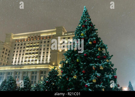 Alberi di Natale in Piazza Manezh di Mosca Foto Stock