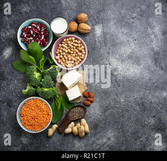 Lenticchie, ceci, dadi, fagioli, spinaci, tofu, broccoli e chi Foto Stock