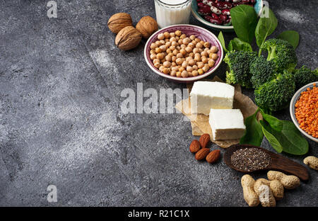 Lenticchie, ceci, dadi, fagioli, spinaci, tofu, broccoli e chi Foto Stock