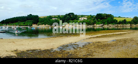 San Giusto in Roseland, Regno Unito - 25 Luglio 2017: la bassa marea e una tranquilla mattinata estiva di portare un paio di barche sul Creek a San Giusto in Roseland sulla pittoresca penisola di Roseland in Cornwall, Regno Unito Foto Stock