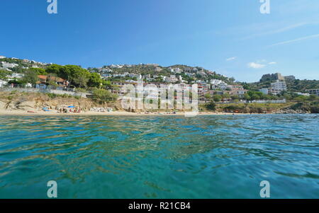 Spiaggia con edifici in Roses la cittadina sul mare, Platja dels Palangrers, visto dalla superficie dell'acqua, spagna Costa Brava, mare Mediterraneo, la Catalogna Foto Stock