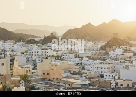 Paesaggio urbano in vista della città di Muscat al tramonto. Il capitale di Oman. Foto Stock