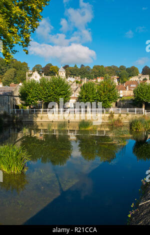 Pittoreschi edifici a salire la collina sopra il fiume Avon in autunno sunshine, Bradford on Avon, Wiltshire, Regno Unito in autunno sunshine, Bradford on Avon, Wiltshire, Regno Unito Foto Stock