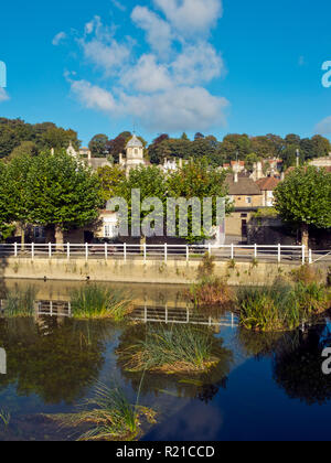 Pittoreschi edifici a salire la collina sopra il fiume Avon in autunno sunshine, Bradford on Avon, Wiltshire, Regno Unito in autunno sunshine, Bradford on Avon, Wiltshire, Regno Unito Foto Stock