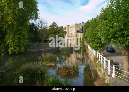 Architettura Industriale lungo il fiume Avon in autunno sunshine, Bradford on Avon, Wiltshire, Regno Unito Foto Stock