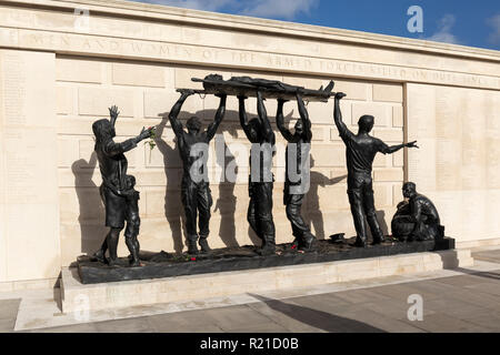 La scultura in bronzo dei portatori di Stretcher nel Memoriale delle forze armate, National Memorial Arboretum, Staffordshire, Inghilterra, Regno Unito Foto Stock