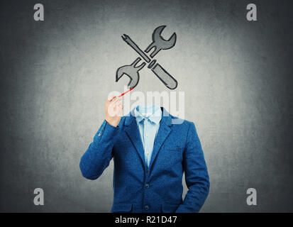 Immagine surreale come un imprenditore con volto invisibile tenendo una matita in mano disegnare con chiave e cacciavite iconl strumenti invece di testa. Bussiness di rep Foto Stock