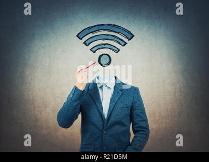 Immagine surreale come un imprenditore con volto invisibile tenendo una matita in mano disegnare il simbolo WiFi invece di testa. Sognando di rete migliore, excellen Foto Stock