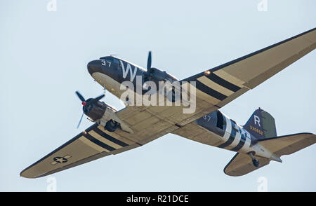 MONROE, NC (USA) - 10 Novembre 2018: primo piano di un C-47 cargo aerei in volo al Warbirds su Monroe Air Show. Foto Stock