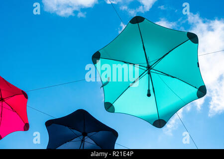 Un display di ombrelloni colorati al di sopra di un outdoor shopping mall a Kendal, Cumbria, nel distretto del lago, REGNO UNITO Foto Stock