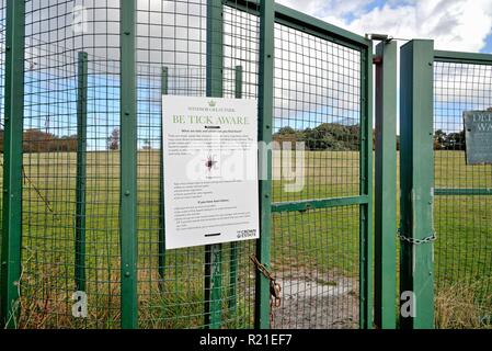 Avviso pubblico su un cancello in Windsor Great Park le avvertenze sui pericoli delle zecche, Berkshire England Regno Unito Foto Stock