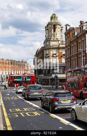 Vista di San Giovanni la collina con veicoli, edifici e persone su una soleggiata giornata estiva, Clapham Junction , Wandsworth, London, Regno Unito Foto Stock