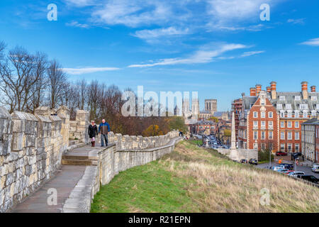 Vista lungo la York pareti verso York Minster (Cattedrale di York), York, North Yorkshire, Inghilterra, Regno Unito Foto Stock