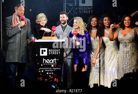 Jamie Theakston (da sinistra a destra), Jodie Whittaker, Calum Scott, Sian Welby, e il cast di Dreamgirls accendere le luci al Regent Street interruttore di Natale sul caso in partenariato HeartFM in Regent Street, Londra. Stampa foto di associazione. Picture Data: giovedì 15 novembre, 2018. Vedere PA storia SHOWBIZ Regent. Foto di credito dovrebbe leggere: Ian West/PA FILO Foto Stock