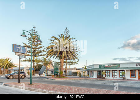 LANGEBAAN, SUD AFRICA, 20 agosto 2018: una scena di strada, con le imprese e un veicolo in Langebaan nella provincia del Capo occidentale Foto Stock