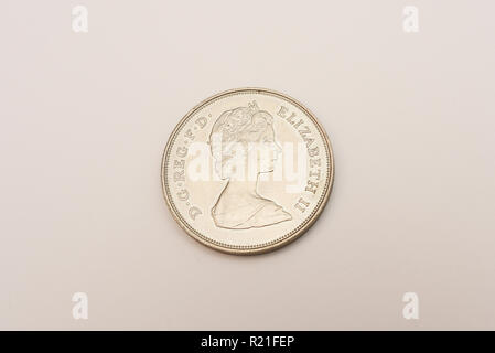 Sua Altezza Reale il Principe di Galles e Lady Diana Spencer Royal Wedding 1981 coniate monete commemorative. Crown moneta. Isolato su uno sfondo bianco Foto Stock