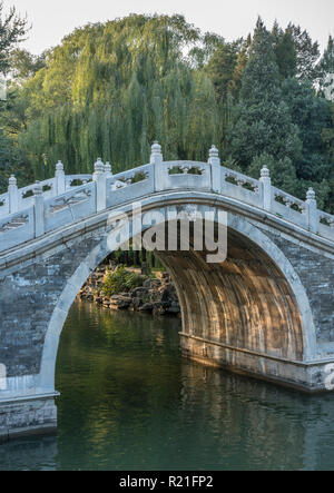 Ponte arcuato al Palazzo Estivo fuori Pechino, Cina Foto Stock