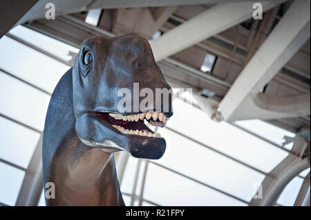 Vicino la testa di una dimensione di vita brontysaurus dinosauro presso il Museo della Scienza presso le arti delle scienze, Valencia, Spagna. Foto Stock