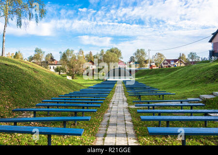 Villaggio Vyatkoye, Yaroslavl Regione, Russia - 10/02/2018: Pop piattaforma con due file di banchi di blu il 2 ottobre, 2018 Vyatkoye Village, Yaroslavl Re Foto Stock