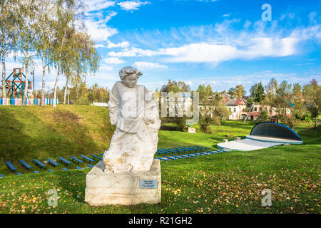 Villaggio Vyatkoye, Yaroslavl Regione, Russia - 10/02/2018: Bianco scultura Hooligan nel centro del villaggio su Ottobre 2, 2018 Vyatkoye Village, Y Foto Stock