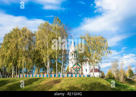 Ortodossi di pietra bianca chiesa della Natività di Cristo nel villaggio di Vyatkoye, Yaroslavl Regione, la Russia. Foto Stock