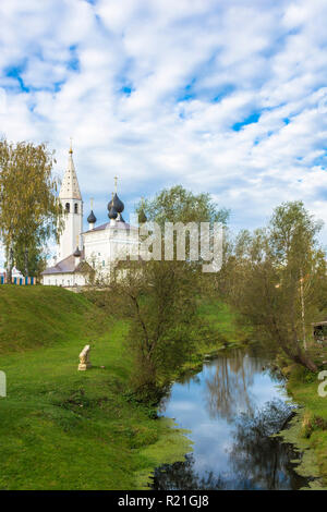 Ortodossi di pietra bianca chiesa della Natività di Cristo nel villaggio di Vyatkoye, Yaroslavl Regione, la Russia. Foto Stock