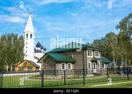 Ortodossi di pietra bianca chiesa della Natività di Cristo nel villaggio di Vyatkoye, Yaroslavl Regione, la Russia. Foto Stock