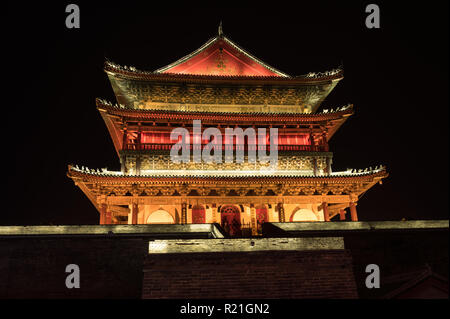 Illuminata torre campanaria in Xian, Cina durante la notte Foto Stock