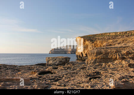 Un bellissimo luogo durante il tramonto, dove la finestra Azzurra sull isola di Gozo è stato. Distrutta nel 2017. Malta Foto Stock