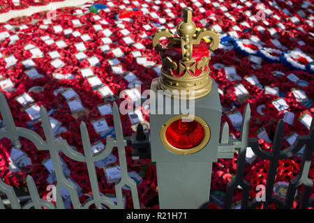 Le molte ghirlande al Centotaph sinistra 2 due giorni dopo il ricordo di domenica, commemorando il centenario della WW1 armistizio, il 13 novembre 2018, a Londra, in Inghilterra. Foto Stock