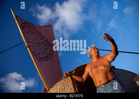 Master Navigator Tua Pittman a bordo del Marumaru Atua, vela fuori da Rarotonga nelle Isole Cook. Foto Stock