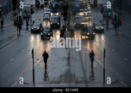 Pedoni e traffico su Upper Thames Street nella città di Londra, capitale del distretto finanziario - aka Square Mile, il 7 novembre 2018, a Londra, in Inghilterra. Foto Stock