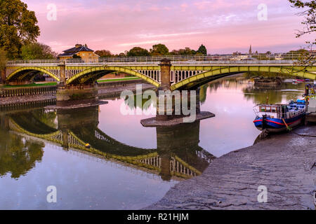 L'Inghilterra,Ricgmond-Upon-Thames.Fiume Tamigi con la bassa marea e il Twickenham ponte ferroviario Foto Stock