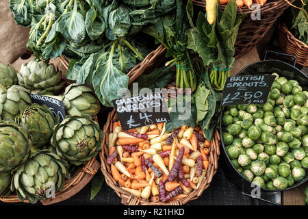 Inghilterra, London Borough Market-Organic verdure sul display. Foto Stock