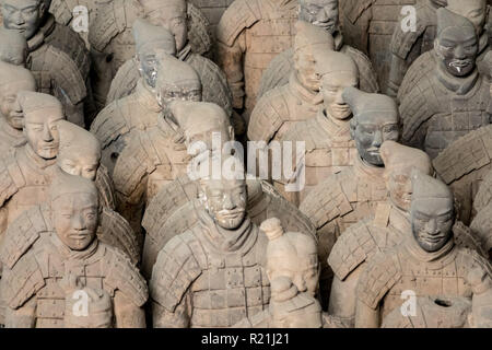 Esercito di Terracotta Warriors sepolto nella tomba imperatore fuori Xian Cina Foto Stock