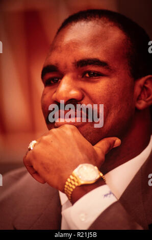 Evander Holyfield durante una conferenza stampa di Atlanta nel 1991 annunciando la sua partita contro George Foreman. Holyfield è un american ex boxer professionale che hanno gareggiato dal 1984 al 2011. Ha regnato come l'indiscusso campione a cruiserweight alla fine degli anni ottanta e a heavyweight nei primi anni novanta, e rimane il solo boxer nella storia a vincere il campionato indiscusso in due classi di peso. Soprannominato "l'affare reale', Holyfield è il solo quattro-tempo World Heavyweight Champion, ha detenuto la unified WBA, WBC e IBF titoli dal 1990 al 1992. Foto Stock