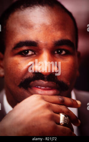 Evander Holyfield durante una conferenza stampa di Atlanta nel 1991 annunciando la sua partita contro George Foreman. Holyfield è un american ex boxer professionale che hanno gareggiato dal 1984 al 2011. Ha regnato come l'indiscusso campione a cruiserweight alla fine degli anni ottanta e a heavyweight nei primi anni novanta, e rimane il solo boxer nella storia a vincere il campionato indiscusso in due classi di peso. Soprannominato "l'affare reale', Holyfield è il solo quattro-tempo World Heavyweight Champion, ha detenuto la unified WBA, WBC e IBF titoli dal 1990 al 1992. Foto Stock